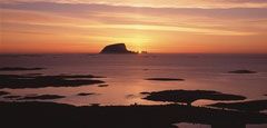 Midnight sun Norwegian coast. Photo: Frithjof Fure/Innovation Norway